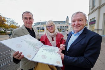 Vogtländische Rotarier bringen 12. Benefiz-Kalender an den Start - Der Adventskalender für den guten Zweck: Die Rotarier Thomas Rein (von links), Carmen Richter und Karl Schneider präsentieren die neuste Auflage.
