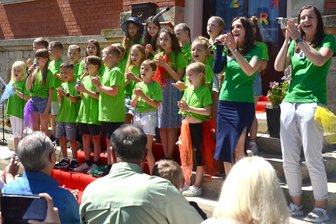 Vogtländische Schule: Wie das eigene Lied beim Publikum angekommen ist - Die Präsentation des neuen Schulsongs fand in Grünbach großen Applaus.