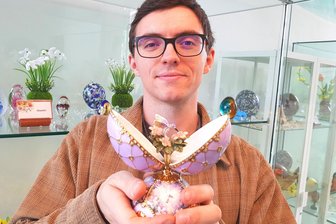 Vogtländische Stadt stellt üppige Zarenschätze zur Schau - „Gefüllte Eier" mal anders in den Händen von Museumsleiter Steve Fiß. Davon zeigt die Osterschau eine ganze Menge in unterschiedlichsten Varianten.