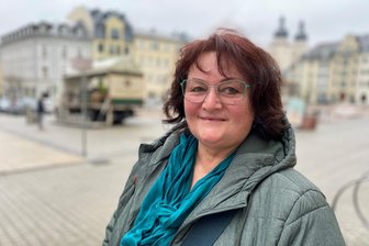 Vogtländische Tafel-Besucherin nach Statement im ZDF: „Manche Leute haben mich in der Luft zerfetzt“ - Antje Schmidt (60) aus Pausa geht offen damit um, dass sie Gast bei der Tafel ist. Denn sie hat eine Botschaft.