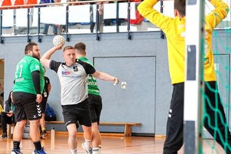 Vogtländische Teams können frei aufspielen - Torjäger Anthony Ludwig von der SG Oberland (hier beim Wurf gegen den Zwönitzer HSV II) tritt mit seiner Mannschaft zum Vogtlandderby bei Mylau-Reichenbach an.