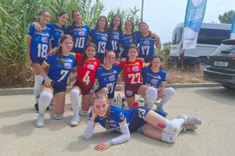 Vogtländische Volleyballerin erfüllt sich mit zwölf Jahren schon ihren großen Traum - Beim Volley Cup in Cascais: Anna-Sophia Schindler (ganz vorne) posiert hier mit ihrem portugiesischen Mädchenteam namens Santiago V4A (U 15).