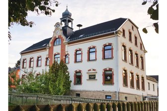 Vogtländische „Waldwichtel“ und Grundschüler feiern gemeinsam - Das denkmalgeschützte Grundschulgebäude steht seit 120 Jahren am Dorfplatz.