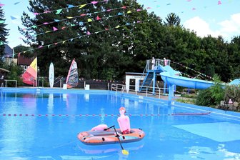 Vogtländische Wasserratten können aufatmen: Welches Freibad nun doch nicht dichtgemacht wird - Die Saison im Neumarker Freibad ist zu Ende. Bei der 800-Jahrfeier durften nur noch „ausgewählte Gäste" aufs Wasser.
