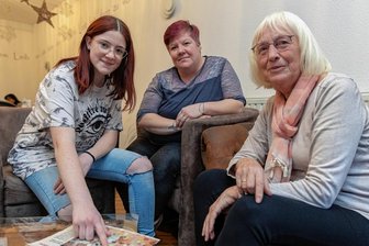 Vogtländische Weihnachtskinder: Autorin plant ein zweites Buch - Autorin Christina Seidel (rechts) begleitet seit 15 Jahren die sogenannten Weihnachtskinder die in Rodewisch geboren worden sind. Celina Ziegner (links) ist eines davon. In der Mitte: Mutti Nicole.