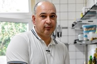 Vogtländische Wirte tischen demnächst im Fernsehen auf - Wirt Alessandro Renis beim Champignon-Schneiden.