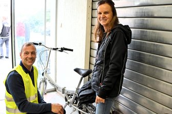 Vogtländische Zahnärztin ist baff: Flohmarkt für den guten Zweck spielt Rekordsumme ein - Fahrradkauf kann viel Spaß machen. Christoph Zöbisch hilft Claudia König beim Zusammenklappen.