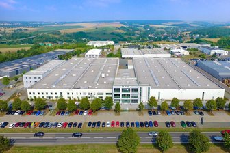 Vogtländischer Automobilzulieferer stellt Insolvenzantrag: Wie C. H. Müller zurück in die Erfolgsspur will - Blick auf den Firmensitz von C. H. Müller Heinsdorfergrund im Vogtland. Der textile Automobilzulieferer hat in der Reichenbacher Region mehrere Werke. Das Werk in den USA ist nicht von der Insolvenz betroffen.