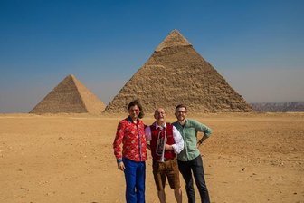 Vogtländischer Dokumentarfilmer eröffnet Hofer Filmtage: „Die richtige Geschichte zur richtigen Zeit“ - Filmemacher Matthias Ditscherlein mit Musiker Franz Himpsl und dem Gasttrompeter Matthias Schriefl (von rechts) vor den Pyramiden in Kairo. Auch dort wurde musiziert und gefilmt.