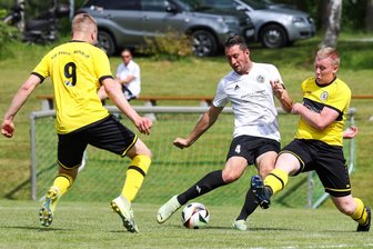 Vogtländischer Fußball beendet reguläre Saison: Hier geht es noch um den Aufstieg - Danny Walther (Erlbach II, Mitte), hier im Spiel gegen den VfB Pausa-Mühltroff II, hat mit seinem Team den Aufstieg in die Vogtlandklasse geschafft.