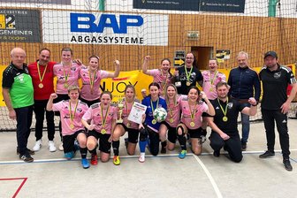 Vogtländischer Fußball-Hallenpokal der Frauen: Wieso die Titelverteidiger eigentlich gar nicht als Favorit bezeichnet werden wollen - Mit dem 1:0-Sieg im Finale gegen Schreiersgrün sicherte sich der 1. FC Rodewisch im vergangenen Jahr den Turniersieg.