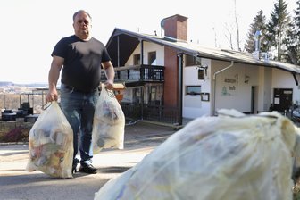Vogtländischer Gastwirt „Momo“: „Ich ersticke im Plastikmüll. Wann kommt die Müllabfuhr?“ - Miodrag Djurdjevic wartet ungeduldig darauf, dass er eine neue Gelbe Tonne erhält.
