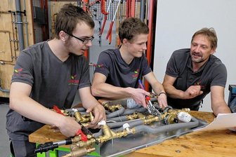 Vogtländischer Handwerksbetrieb baut mit Azubi-Offensive an der Zukunft - Max Langhammer (l.) und Cedric Csulits lassen sich von Lehrausbilder Ronny Kultscher in der Praxiswerkstatt der Firma Seidel in Lengenfeld die Funktion einer Station für die Trinkwassererwärmung erklären. Bilanz des Ausbildungsjahres 2021/22 im VogtlandkreisVon Oktober 2021 bis September 2022 gab es im Vogtland 1059 Bewerber für eine Lehrstelle, die eine Ausbildungsvermittlung in Anspruch nahmen, sechs weniger als im Vorjahr. 1510 Ausbildungsstellen wurden der Agentur für Arbeit gemeldet, 54 mehr im Vorjahreszeitraum. Noch sind 263 Lehrstellen nicht besetzt, das ist jede vierte imHandwerk und jede sechste in die Industrie. Im September suchten noch 51 Jugendliche eine Ausbildung, per 1. November noch 23.Die Berufswünsche passen weitgehend zu den gemeldeten Ausbildungsstellen. Top 10 der Berufswünsche: Verkäufer (98), Fachlageristen (56), Einzelhandelskaufleute (47), Kaufleute Büromanagement (40), Kfz-Mechatroniker (39), Tischler (34), Köche (23), Industriekaufleute (22), Fachinformatiker (21), Fachkräfte Lagerlogistik (20). Top 10 der Ausbildungsstellen: Einzelhandelskaufleute (93), Verkäufer (93), Fachkräfte Lagerlogistik (49), Kaufleute Büromanagement (45), Kfz-Mechatroniker (43), Industriemechaniker (42), Zerspanungsmechaniker (41), Maschinen-und Anlagenführer (41), Industriekaufleute (41), Köche (33).Die IHK-Regionalkammer Plauen vermeldet per 30. September 2022 insgesamt 509 betriebliche Ausbildungsverträge, 10,65 Prozent mehr als im Vorjahresmonat. Die Handwerkskammer hat im Vogtlandkreis 294 Ausbildungsverträge erfasst. (gb)