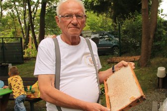 Vogtländischer Honig hart wie Beton: „So schlimm wie dieses Jahr war es noch nie“ - Peter Zeh hat noch nie so viel Zementhonig geerntet wie dieses Jahr.