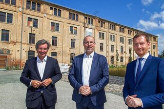 Vogtländischer IT-Unternehmer investiert in Plauener Industriebrache - Rainer Gläß, Chef bei GK Software, erwirbt die Hempelsche Fabrik und will dort Neues schaffen. Plauens OB-Kandidat Steffen Zenner und Ministerpräsident Michael Kretschmer (von links) finden das gut.