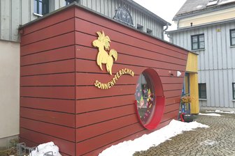 Vogtländischer Kindergarten und Sportverein freuen sich über Finanzspritze - Die „Sonnenpferdchen“ sind neben dem Sportlerheim im Ortsteil Poppengrün untergebracht.