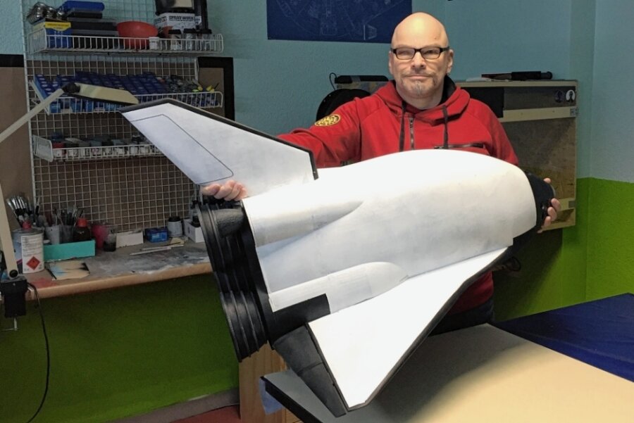 Vogtländischer Modellbauer an oscarprämiertem Film beteiligt - Hobby-Modellbauer Jörg Herbst mit seinem Space-Shuttle, das er für den Kurzfilm "Laika und Nemo" gebaut hat. Das Foto entstand vor drei Jahren während der Bauphase des Modells. 
