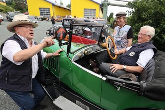 Vogtländischer Oldtimer-Club feiert in Oelsnitz 60. Geburtstag - Ein Trio vom Vogtländischen Oldtimer-Club aus Oelsnitz fachsimpelte beim Fahrzeugtreffen im Juli vorigen Jahres über die historische Technik im Opel Laubfrosch, Baujahr 1924. Von links: Herbert Fox (Vereinschef), Benno Lange und Werner Puggel, der dem Oelsnitzer Oldtimer-Club 42 Jahre lang bis ins Jahr 2018 vorstand. 