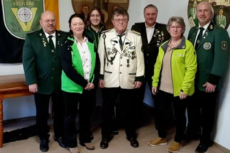 Vogtländischer Schützenverband nimmt Vorbildrolle in Sachsen ein - Jan Kautz, Michaela Zenker, Luisa Strobel, Jens Eckert, Frank Krause, Gundula Schirmer und Andreas Langebach (von links) führen auch für die kommenden drei Jahre den Sportschützenkreis Vogtland. Nicht im Bild: Aron Fläschendräger und Florian Wilfert.