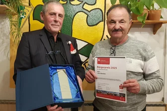 Vogtländischer Weihnachtsmann darf Bürgerpreis einsacken - Jens Eberlein (links) nimmt von Ortschef Bert Blechschmidt den Bürgerpreis entgegen.
