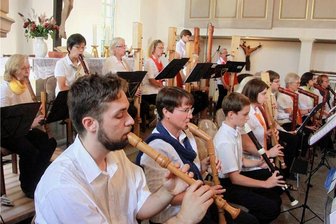 Vogtländisches Blockflötenensemble feiert Jubiläum mit Konzert - Blockflöten unterschiedlicher Größen werden von den Mitgliedern des Blockflötenensembles gespielt.