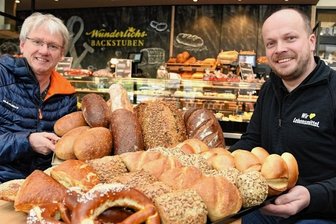Vogtländisches Pilotprojekt mit Backwaren bei Edeka - Bäckermeister Roman Wunderlich (links) beliefert jetzt den Edeka-Markt, im Foto Marktleiter Andreas Meißner, in Markneukirchen mit verschiedenen Brotsorten, Kuchen und Stollen.