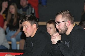 Vogtländisches Team blickt nach vorn - Hinter Werner Schellenberg (links), Trainer der WKG Pausa/Plauen, liegt keine einfache Saison. Erst im letzten Kampf klappte es mit einem Punktgewinn. In der neuen Serie wollen die Vogtländer wieder neu angreifen.