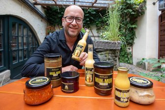 Vogtländisches Traditionsgericht: Warum dieser Plauener Gastronom jetzt Roulade to go im Glas anbietet - Heiko Floss präsentiert seine Roulade im Glas. Auch Rotkraut und andere Traditionsgerichte und -getränke gibt es.