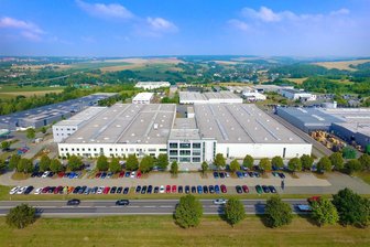 Vogtländisches Unternehmen C. H. Müller im Insolvenzverfahren: Steigt im Laufe des Sommers ein Investor ein? - Blick auf den Firmensitz von C. H. Müller in Heinsdorfergrund im Vogtland. Der global tätige Spezialist für innovative Verbundwerkstoffe hat in der Reichenbacher Region mehrere Werke.