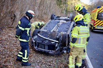 Vogtland: 83-Jährige überschlägt sich mit ihrem Opel - Straße noch gesperrt - Ein Opel überschlägt sich zwischen Rodewisch und Wernesgrün: Die Feuerwehr Rodewisch hilft.
