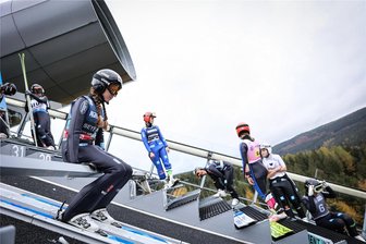 Vogtland-Arena erlebt wieder Deutsche Meisterschaften im Skispringen - In der Vogtland-Arena wird wieder geflogen: Am Freitagvormittag stand für die Frauen und Männer das Training für die am Wochenende stattfindenden Deutschen Meisterschaften an. Im Foto auf dem Anlauf Juliana Seyfarth, die bereits 2006 und 2019 im Klingenthal den Meistertitel gewann.