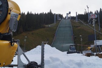 Vogtland-Arena in Klingenthal wird für Weltcup präpariert - Leise rieselt der Schnee... In der Klingenthaler Vogtland-Arena produziert die Snow-Factory bereits Kunstschnee für den Skisprung-Weltcup am zweiten Dezember-Wochenende.