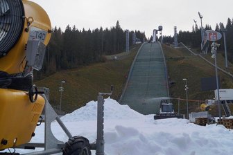 Vogtland-Arena wird für erneuten Geister-Weltcup präpariert - Leise rieselt der Schnee... In der Klingenthaler Vogtland-Arena produziert die Snow-Factory bereits Kunstschnee für den Skisprung-Weltcup am zweiten Dezember-Wochenende.