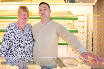 Vogtland-Bäcker expandiert nach Plauen: „Unsere Produktion ist für 30 Filialen ausgelegt“ - Noch sind die Regale leer. Ab 5. Mai ändert sich das. Samantha und Steffen Friedrich eröffnen dann pünktlich um 6 Uhr ihre eigene Goldbrötchen-Filiale in der Plauener Stresemannstraße 14.
