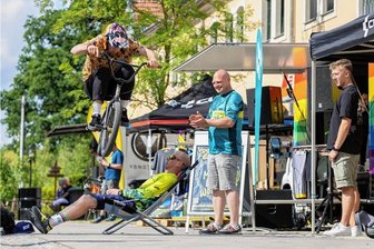Vogtland Bike Festival: Von spektakulären Sprüngen bis zur neuesten Radmode und -technik - Moderator und BMX-Profi Conrad Lange aus Lichtenstein zeigte am Samstag beim Vogtland Bike Festival im Umweltzentrum Oberlauterbach sein Können.