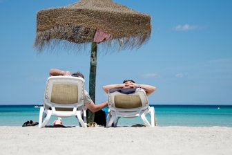 Vogtland-Dorf sorgt für Malle-Stimmung - mit 30 Tonnen Sand und mehr - Tolle Aussichten - Oberheinsdorf lädt zur Strandparty im Malle-Stil ein.
