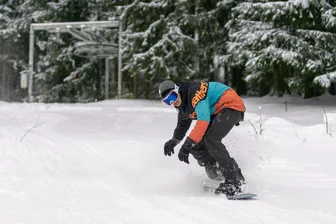 Vogtland-Dorf wirft seinen Skilift an: „Das ist das erste Mal seit zwei Jahren“ - Max Geier auf dem Snowboard: Der junge Mann ist Verantwortlicher am Lift Werda.