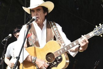 Vogtland dreht vor den Ferien auf: Hier steppt am Wochenende der Bär - Country-Legende Tom Astor ist am Samstag Stargast der Behrendt-Party in Zwota. Bereits 2023 wurde er hier groß gefeiert.