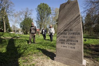 Vogtland: Forscher holen Multitalent ans Licht - Der restaurierte Grabstein von Eduard Johnson und seiner Frau Anna auf Friedhof II/Arboretum in Plauen.