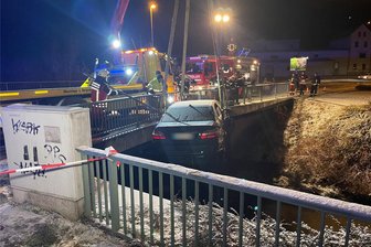 Vogtland: Hat der Angeklagte im Wahn zugestochen? - Prozess zu Reichenbacher Tötungsdelikt hat vor dem Landgericht Zwickau begonnen - Mir einem Kran wurde der Wagen im Januar aus der Göltzsch geborgen.