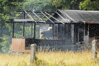 Vogtland: Hier verbrennen abertausende Bienen - Tausende Bienen sind am Mittwoch bei einem Brand in Kottengrün verendet.