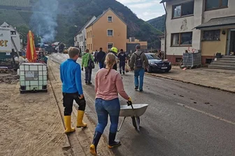 "Vogtland hilft": Letztes Aggregat wird aus dem Ahrtal abgezogen - Vogtländische Fluthelfer unterwegs in der Ortschaft Marienthal an der Ahr: Die Häuser rechts im Bild standen am 15.Juli 2021 bis zur zweiten Etage im Wasser.