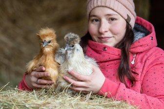 Vogtland-Hühner sind kleine Stars im Internet - Nadine Petukat ist Hühnerzüchterin aus Leidenschaft. Ihr Hühnervolk muss schön bunt sein. Jedes Tier ist für sie einzigartig, wie auch die Zwergseidenhühner Elsa und Emmchen.