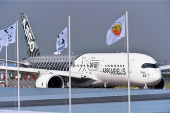 Vogtland: Kampfflugzeuge eskortieren Airbus - Ein Airbus A 350 der Bundeswehr - hier ein in 2015 auf der Paris Air Show fotografiertes Modell - wurde am Dienstag über Plauen gesichtet.