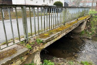 Vogtland: Kaputte Brücke wird durch Stahlgitter ersetzt - Die Brücke über den Triebelbach an der Mühlleithe in Bösenbrunn wird ab Mitte Mai Baustelle.