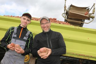 Vogtland: Kartoffelernte mit DDR-Technik – „Die lässt sich gut reparieren“ - Azubi Emil Schwab (links) und Robert Sammer zeigen Kartoffeln der Sorte Linda.