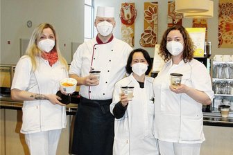 Vogtland-Klinikum in Plauen setzt in Cafeteria auf Mehrweggeschirr - Karsten Kattler, Betriebsleiter Catering am Helios Vogtland-Klinikum Plauen, mit seinem Team. Sie zeigen das neue Mehrweggeschirr für Essen und Getränke zum Mitnehmen.