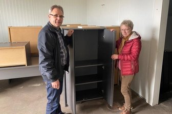 Vogtland Kultur GmbH erhält Depot in Raun - Ronald Böhm, Technischer Leiter der Kultur GmbH des Vogtlandkreises,inspizierte mit Ina Skerswetat in Raun die Möbel für das zentrale Magazin der vogtlandweit tätigen Einrichtungen. 
