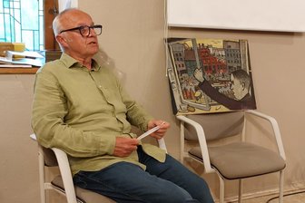 Vogtland-Kunstpfad soll 2025 auch ohne Europas Kulturhauptstadt Chemnitz Realität werden - Rainer Döhling, Vorsitzender des Falkensteiner Kulturfördervereins Falkart, beim der Premiere für die Kunstgespräche über regionale Kunst, Literatur und Musik im Falkensteiner Alten Spital. Neben ihm ein Bild des Falkensteiner Malers Johannes Wagner aus dem Jahr 1958.