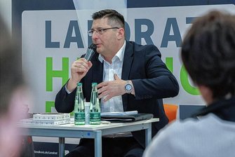 Vogtland-Landrat Hennig stellt sich Bürgerfragen in Auerbach - Landrat Thomas Hennig diskutierte am Dienstag mit Vogtländern aus Auerbach und Umgebung über aktuelle Probleme im Landkreis.